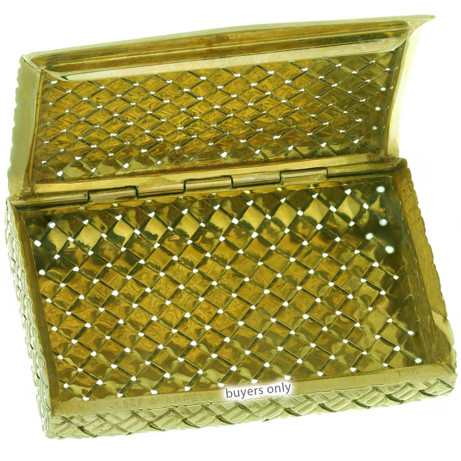 Women's or Men's Van Cleef & Arpels Vintage Yellow Gold Pill Box