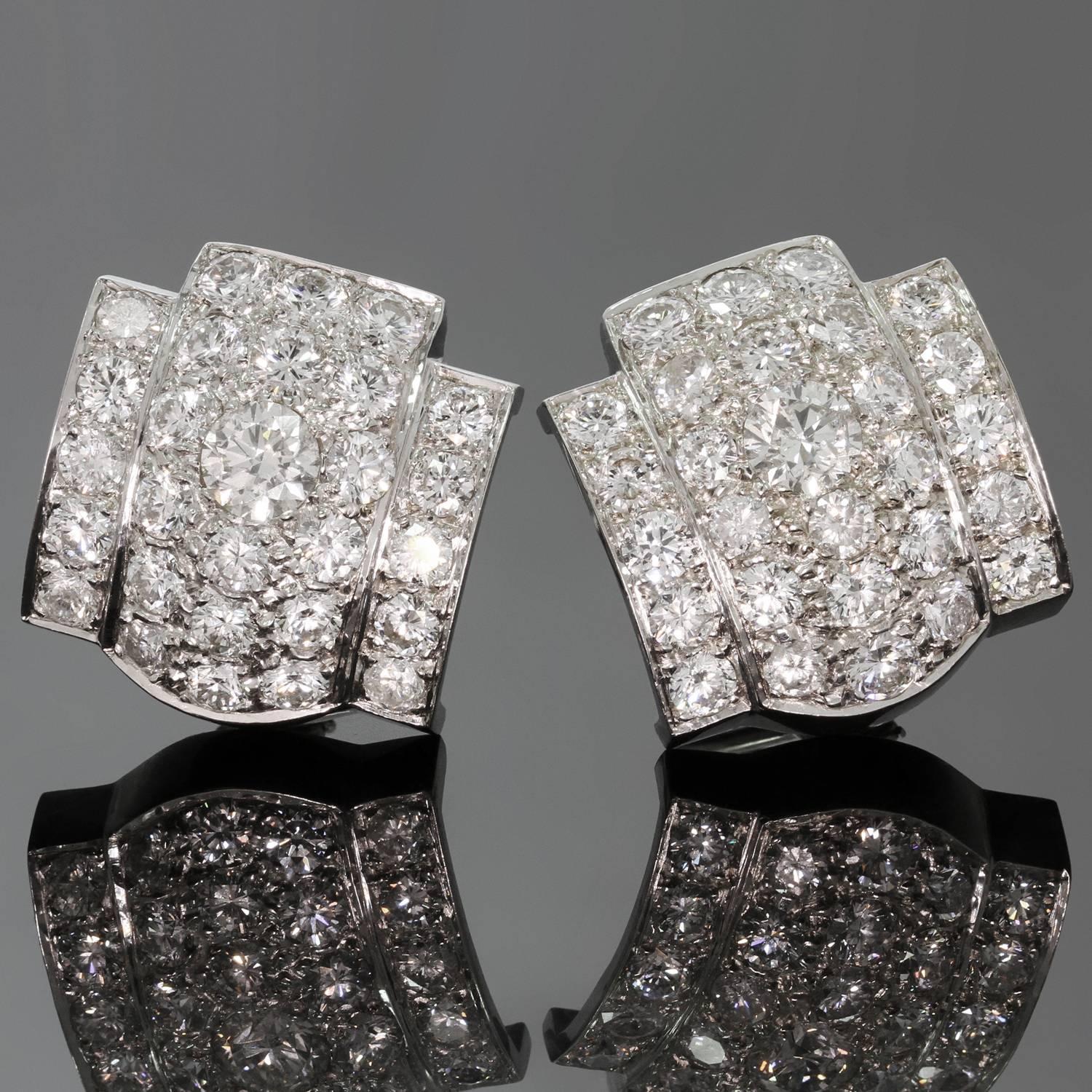 Diese eleganten Ohrringe sind aus 14-karätigem Weißgold gefertigt und mit zwei runden Diamanten im Brillantschliff mit einem geschätzten Gewicht von 1,50 Karat versehen, die von 54 Diamanten im Vollschliff mit einem geschätzten Gewicht von 7,48