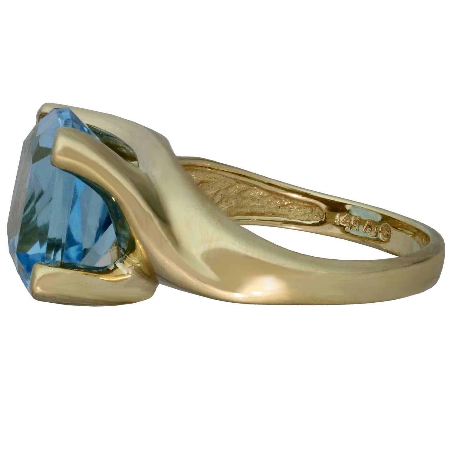 Blue Topaz Yellow Gold Cocktail Ring In Excellent Condition In New York, NY