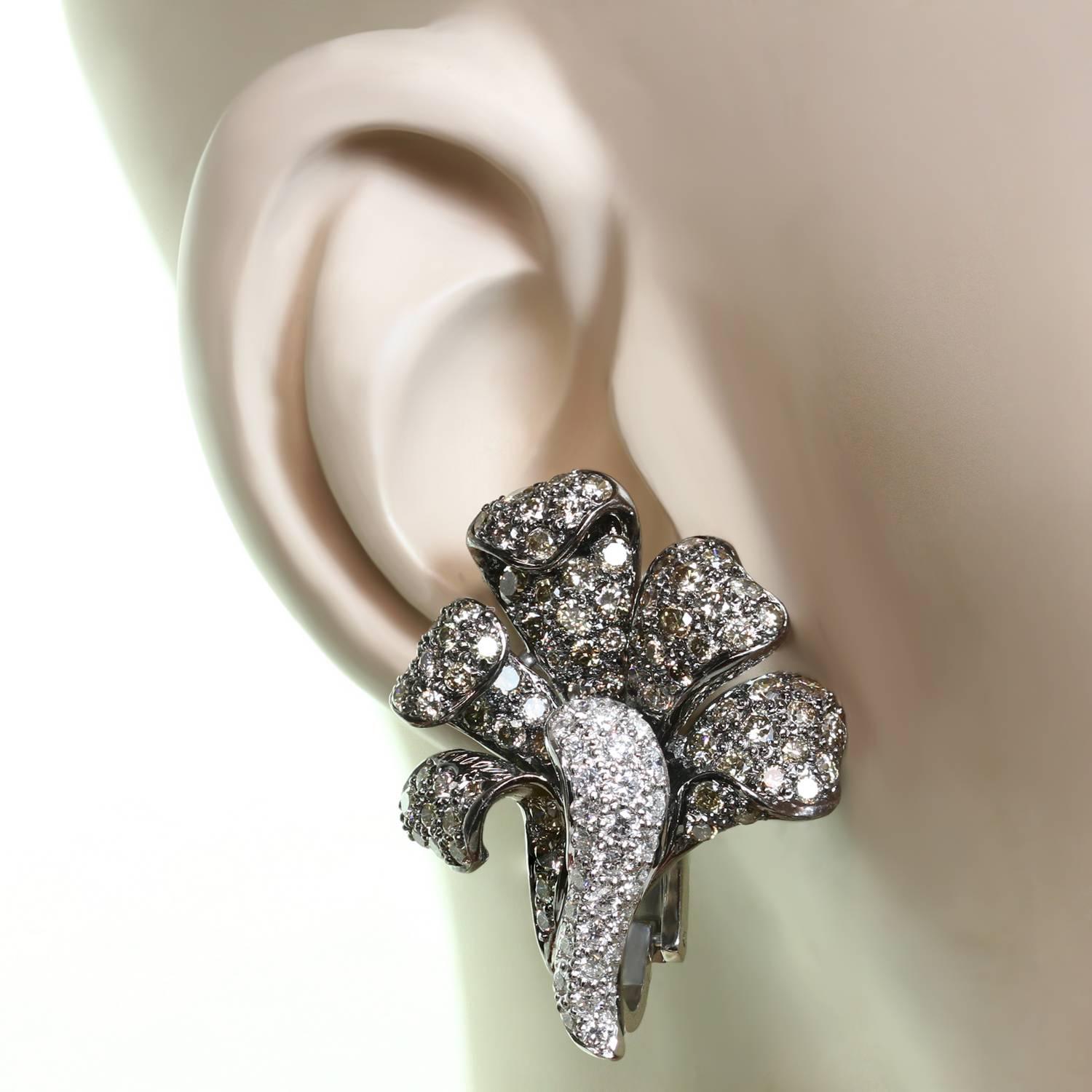 White and Champagne Diamond White Gold Flower Ring  Earrings Set In Excellent Condition In New York, NY