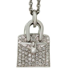 HERMES - Collier pendentif Birkin en or blanc avec amulette en diamant