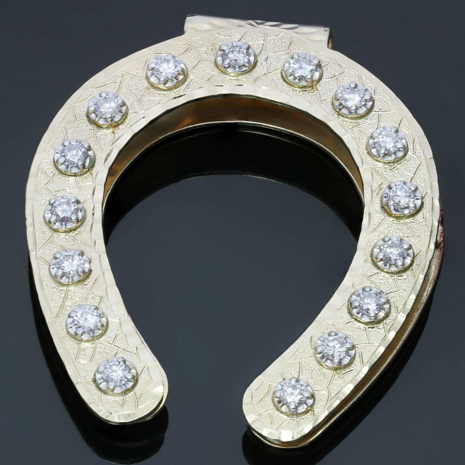 Diese fabelhafte Geldklammer in Form eines Hufeisens hat ein handgefertigtes, filigranes Design aus 14 Karat Gelbgold und ist mit Diamanten im Vollschliff mit einem geschätzten Gewicht von 1,15-1,20 Karat besetzt. Hergestellt in den Vereinigten