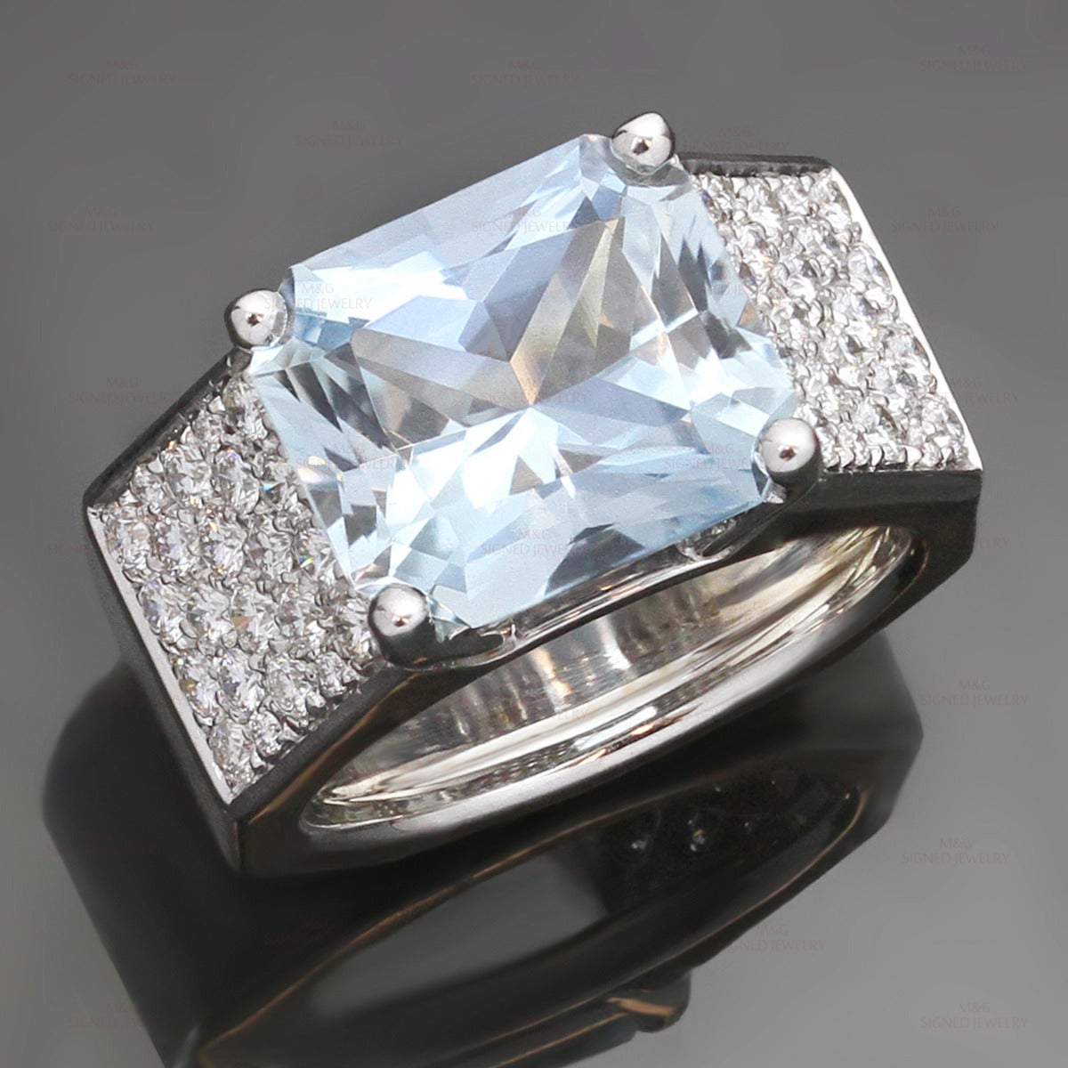 This contemporary ring is made in 18k white gold and set with a crystal clear sparkling faceted aquamarine of an estimated 5.85 carats and brilliant-cut round F-G VVS2-VS1 diamonds of an estimated 1.16 carats. One of Italy’s premier jewelers since