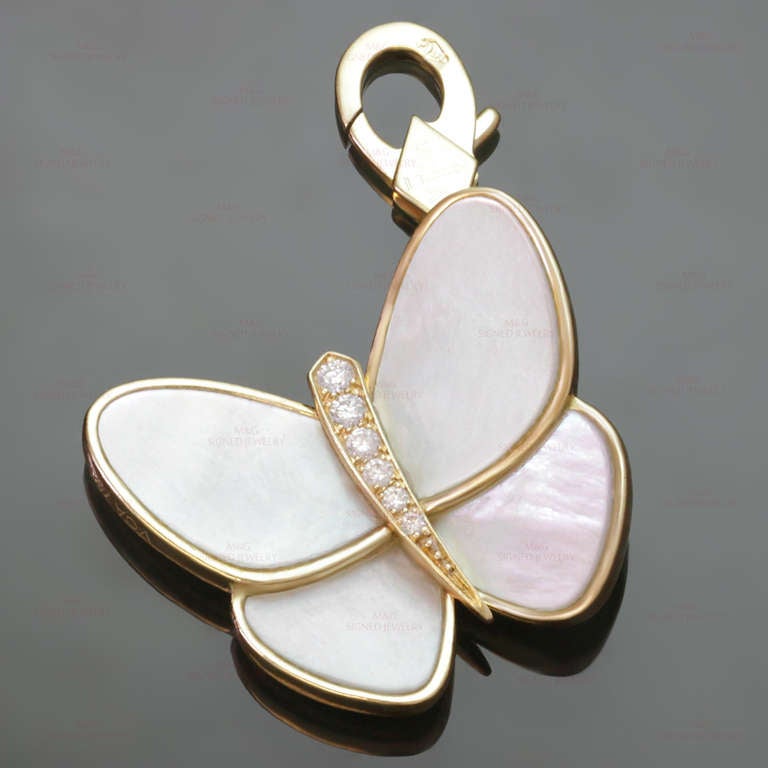 VAN CLEEF & ARPELS Diamond Mother of Pearl Butterfly Yellow Gold Pendant Charm In Excellent Condition In New York, NY