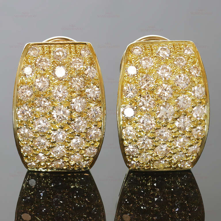 Taglio brillante Orecchini in oro giallo italiano con diamanti in vendita