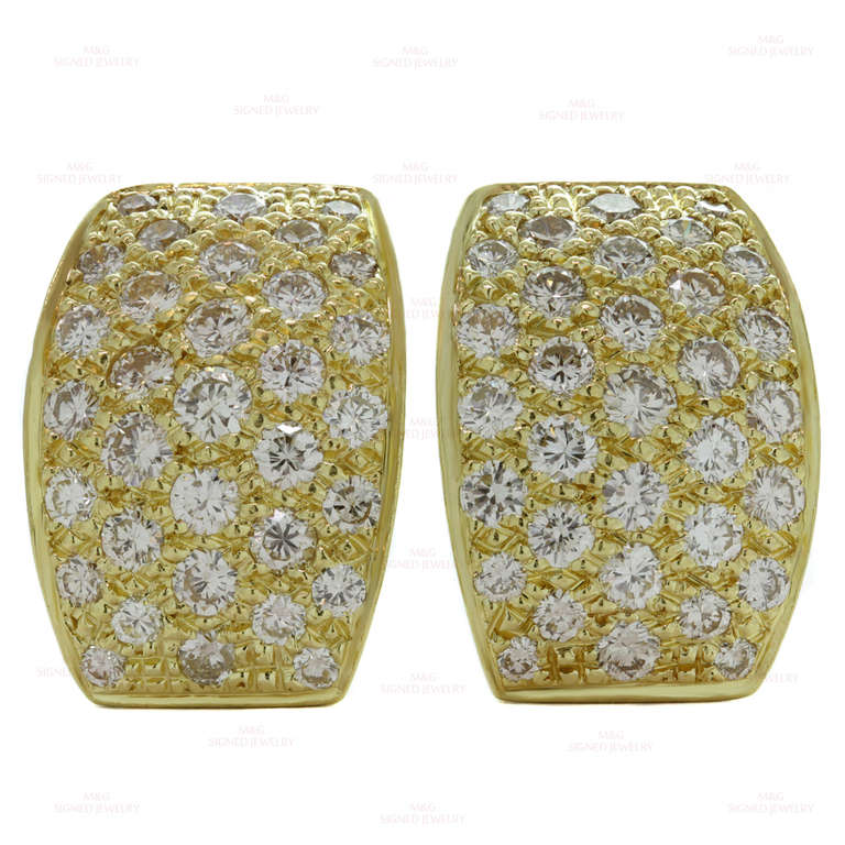 Questi splendidi orecchini a leva sono realizzati in oro giallo 18 carati e incastonati con 66 diamanti rotondi a taglio brillante di eccellente qualità, per un valore stimato di 5 carati. L'eleganza dal giorno alla notte con un design di alta