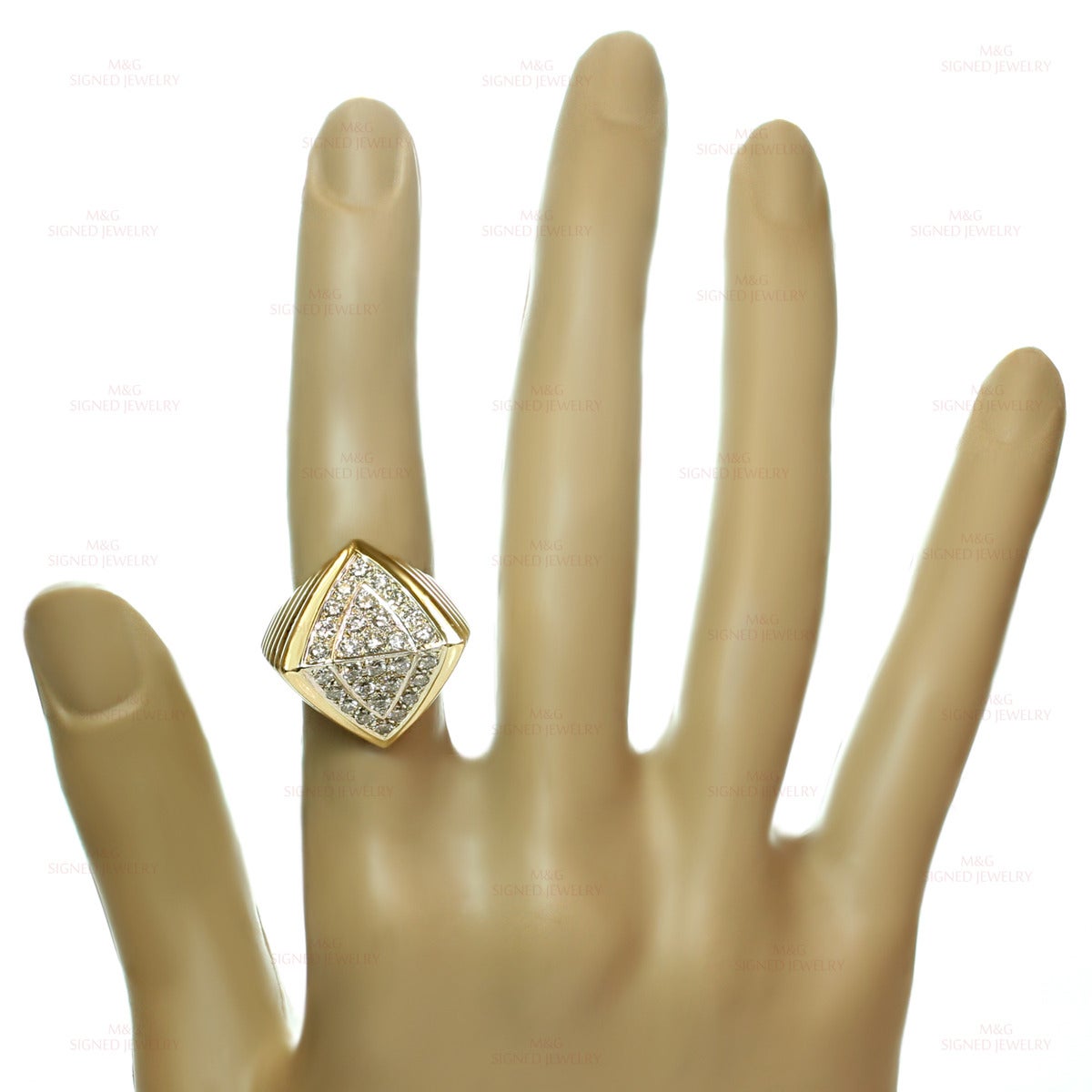 1980s Diamond Yellow Gold Geometric Ring In Excellent Condition For Sale In New York, NY