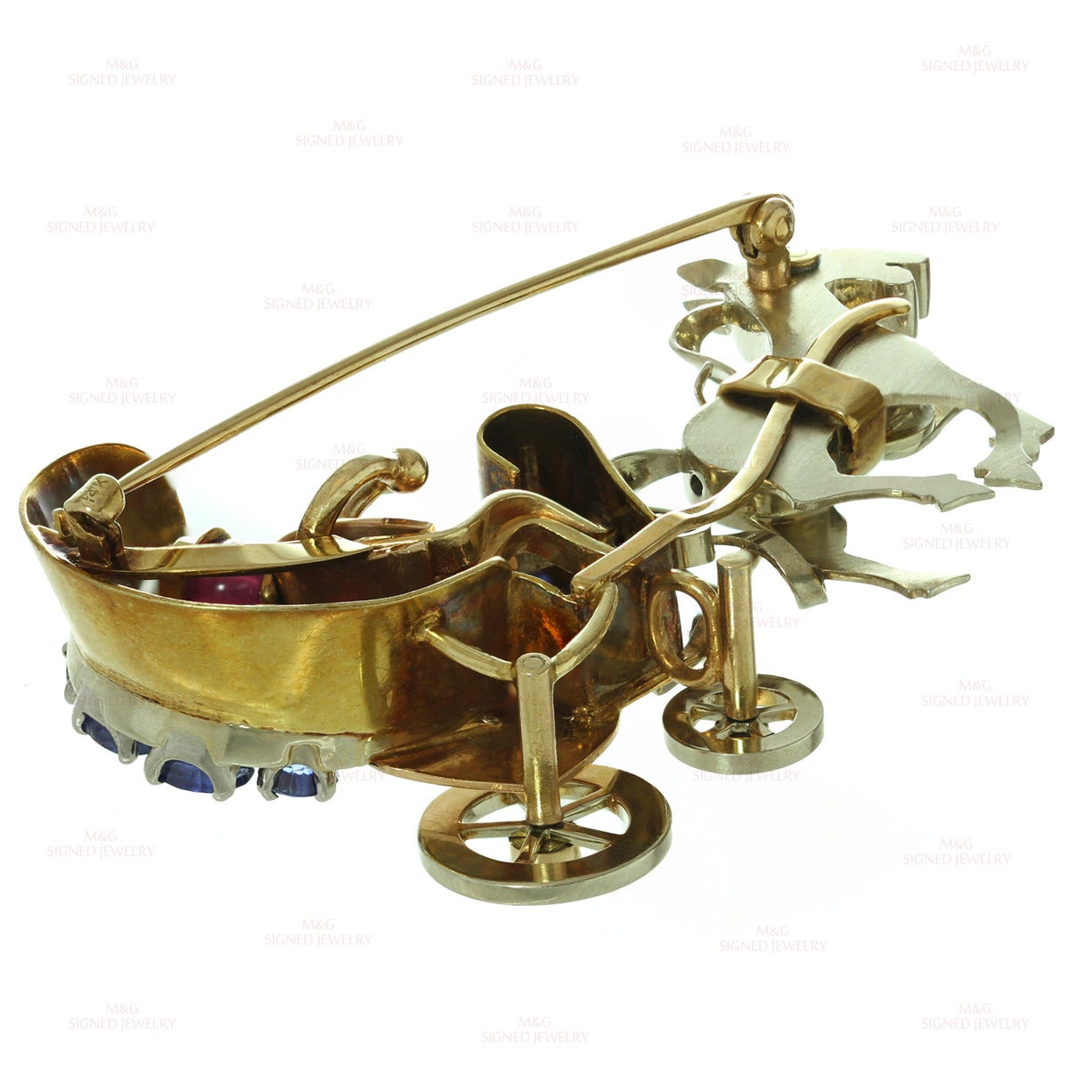 1940s Ruby Sapphire Tri-Color Gold Couple in Movable Horse Carriage Brooch In Good Condition In New York, NY