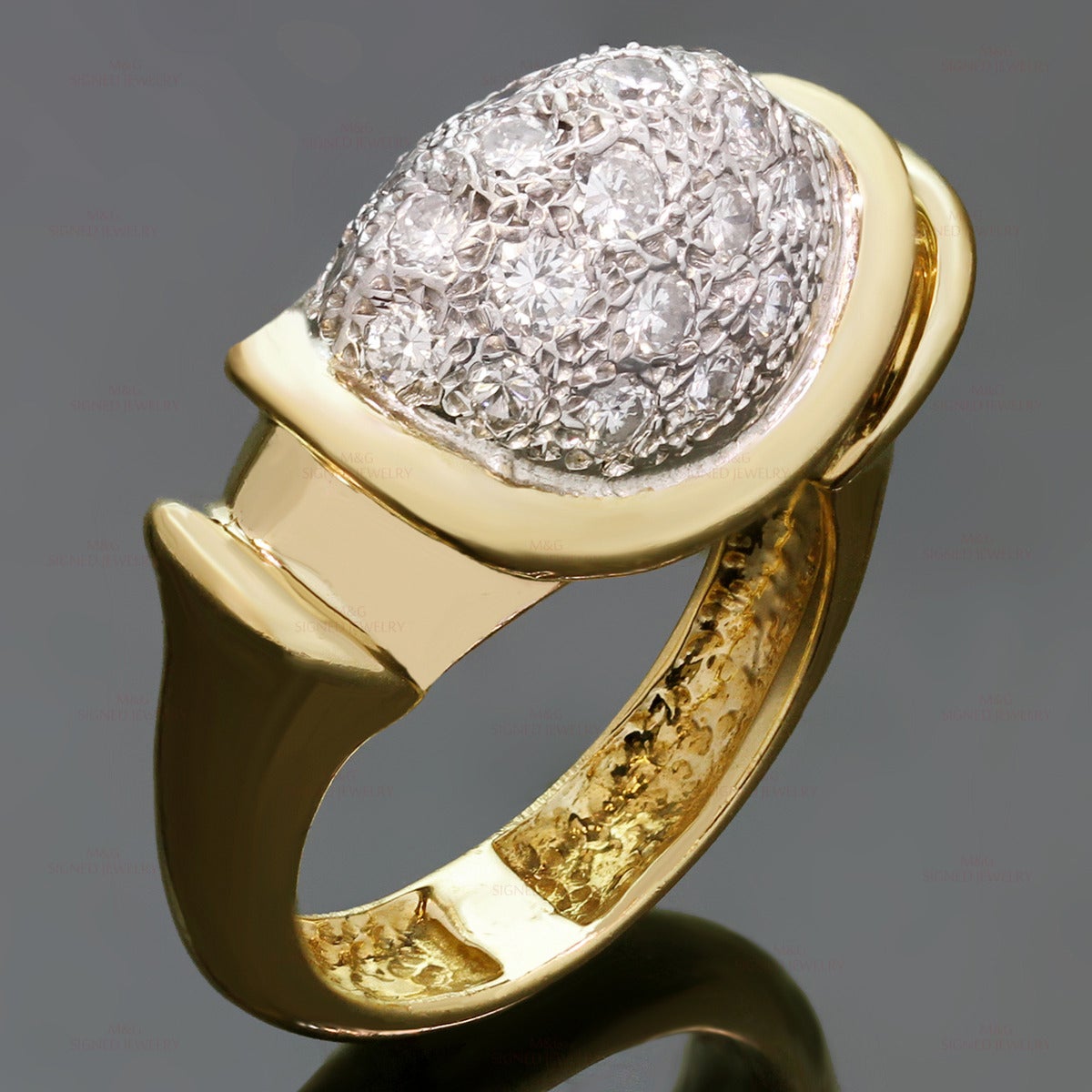 Dieser klassische Damenring ist aus 18 Karat Gelb- und Weißgold gefertigt und mit runden Diamanten im Brillantschliff G-H VS1-VS2 von schätzungsweise 1,00 Karat besetzt. Hergestellt in den Vereinigten Staaten in den 1990er Jahren. Abmessungen: 0.47