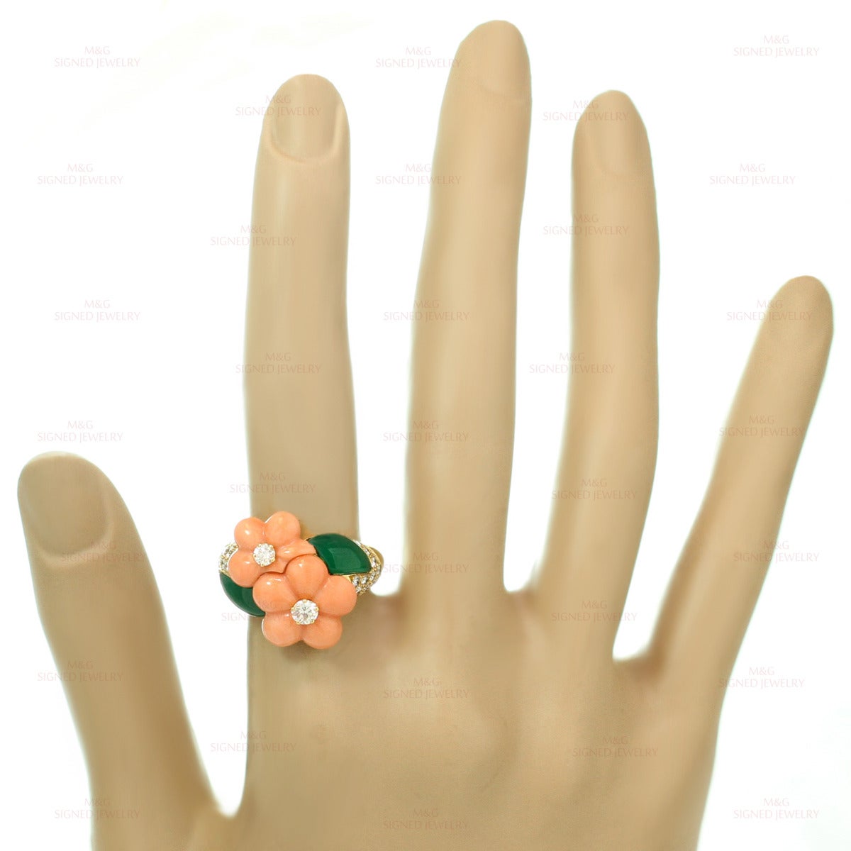 1990s Van Cleef & Arpels Coral Chrysophrase Diamond Gold Flower Ring In Excellent Condition In New York, NY