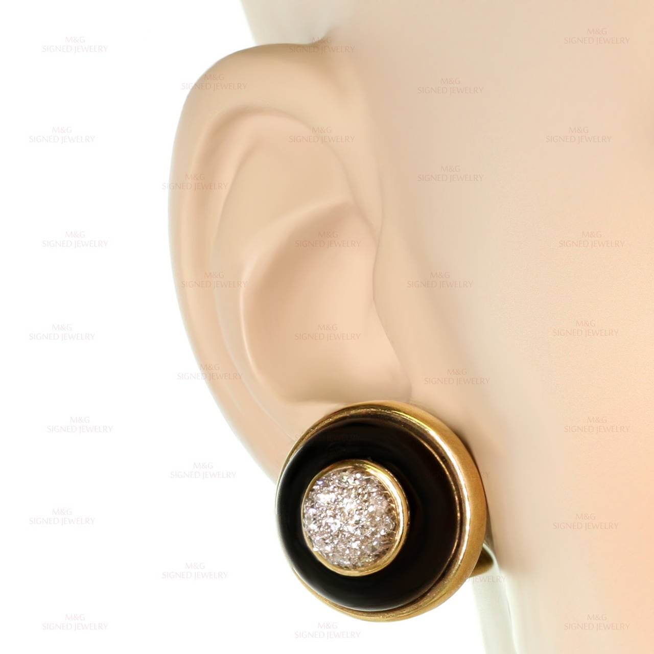 Taille brillant Tiffany & Co. années 1970 Clips d'oreilles en or et onyx avec diamants en vente