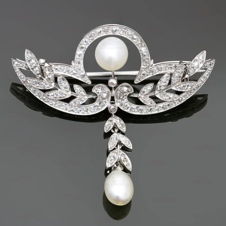 An stunning and elegant Edwardian brooch accented with 2 freshwater cultured pearls, made in 950 and set with an estimated 1.0 carat of sparkling H-I VS1-VS2 old mine-cut diamonds as well as two freshwater cultured pearls. This timeless classic can