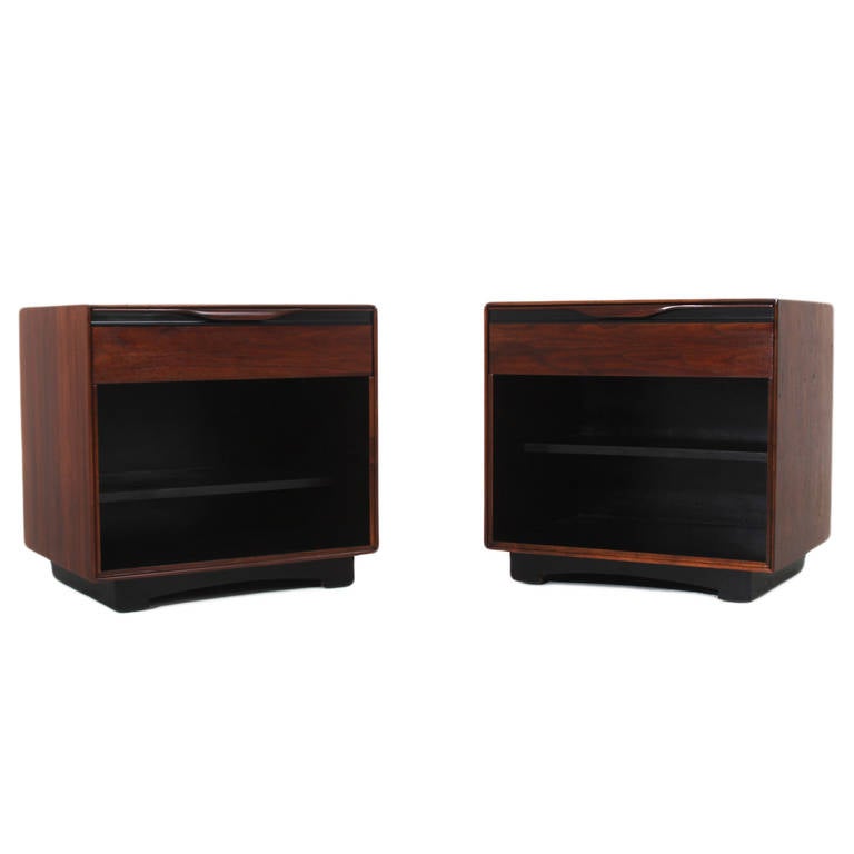 Pair of Walnut and Black Trim Nightstands by Glenn of California In Good Condition For Sale In Los Angeles, CA
