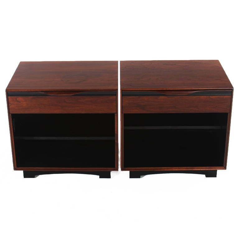 Mid-20th Century Pair of Walnut and Black Trim Nightstands by Glenn of California For Sale