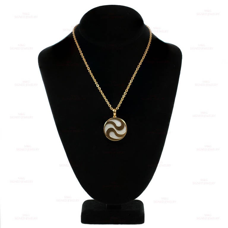 BULGARI Spinning Ying Yang Mother of Pearl Yellow Gold Pendant Necklace In Excellent Condition In New York, NY