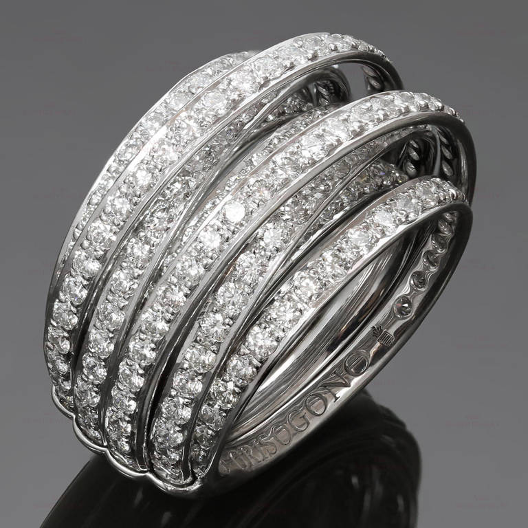 Cette bague glamour de la collection Allegra de De Grisogono est fabriquée en or blanc 18 carats et présente un design unique d'anneaux entrelacés sertis de diamants ronds de taille brillant F-G VVS2-VS1 d'une valeur estimée à 5::0 carats. Tout