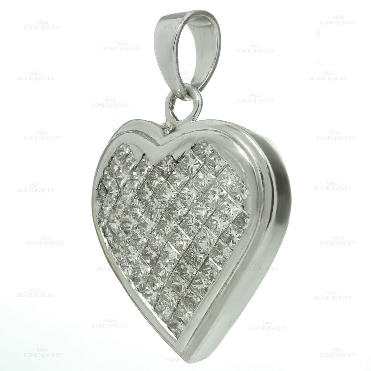 Diamond White Gold Heart-Shaped Charm Pendant In Excellent Condition In New York, NY