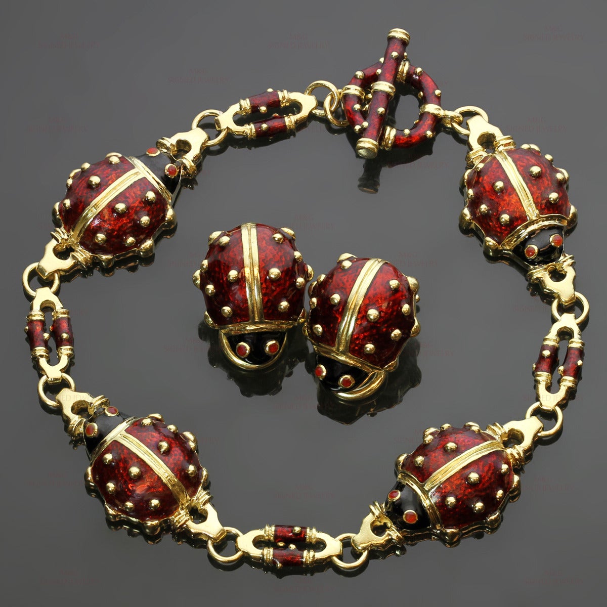 This chic Hidalgo bracelet and earrings set features an adorable ladybug design made in 18k yellow gold and accented with red and black enamel and cabochon ruby eyes. The bracelet is completed with a toggle clasp and the earrings are completed with