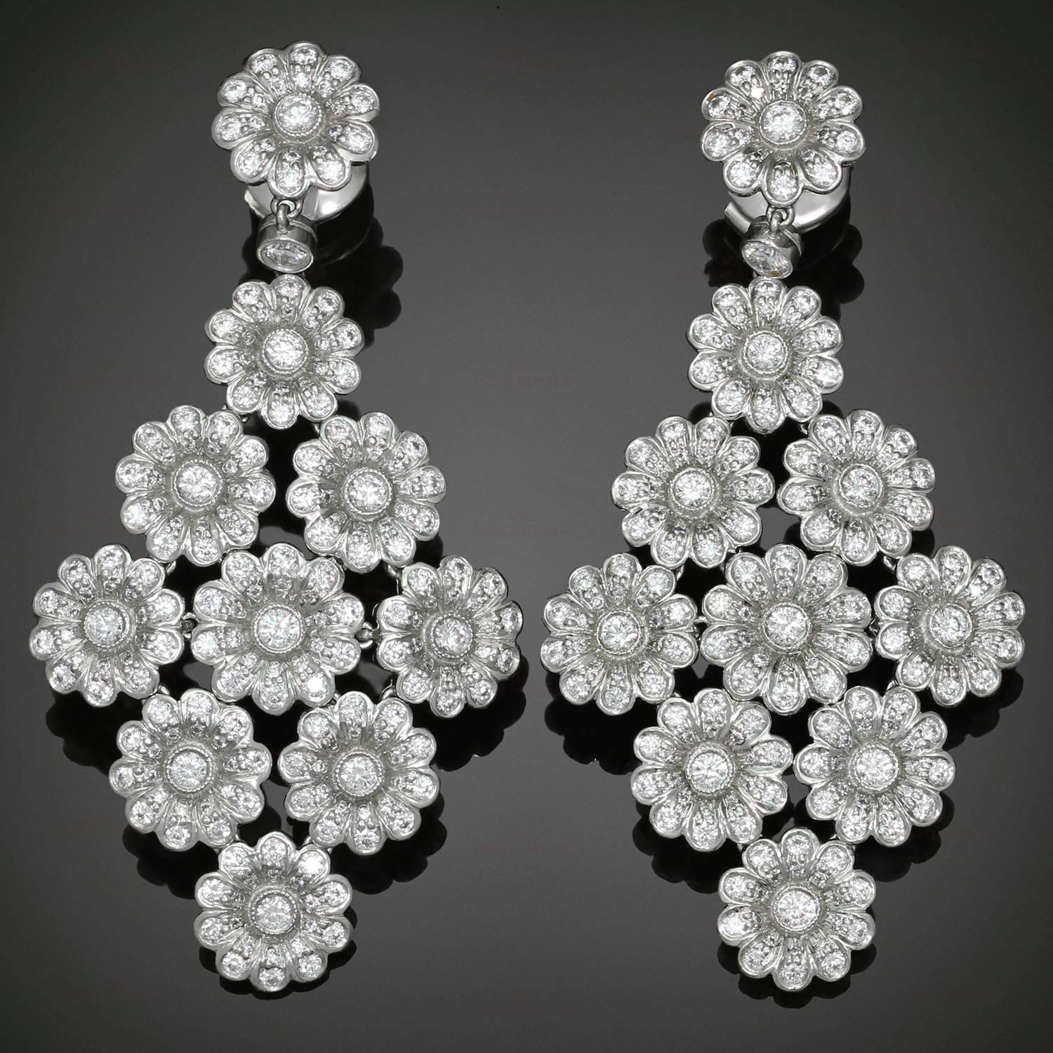 Ces élégantes boucles d'oreilles florales de l'exquise collection Rose de Tiffany sont réalisées en platine et serties de diamants ronds taille brillant d'une valeur estimée à 4,0 carats. Fabriqué aux États-Unis vers les années 2000. Dimensions :
