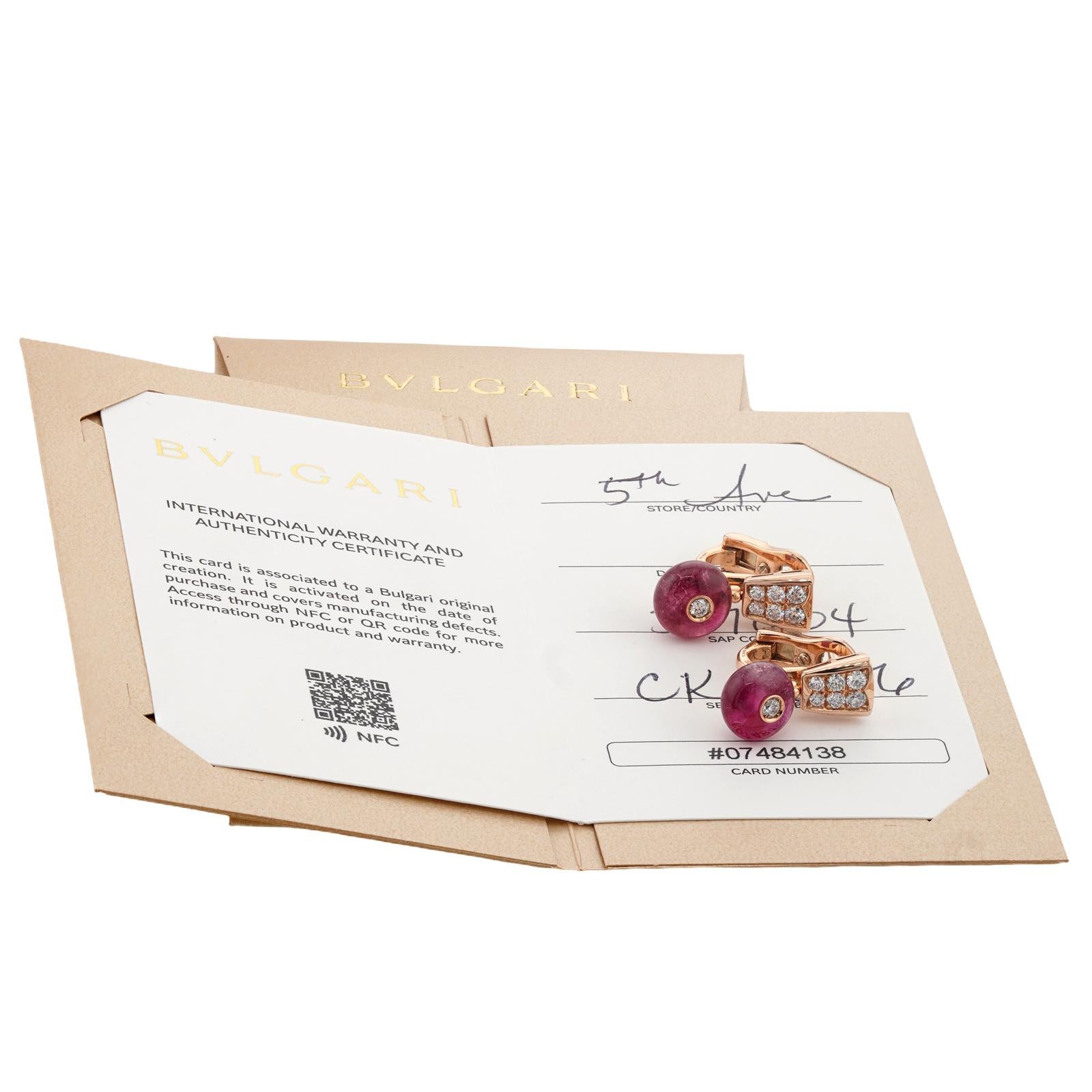 Taglio rotondo Orecchini BULGARI in oro 18k con diamanti e rubini in vendita