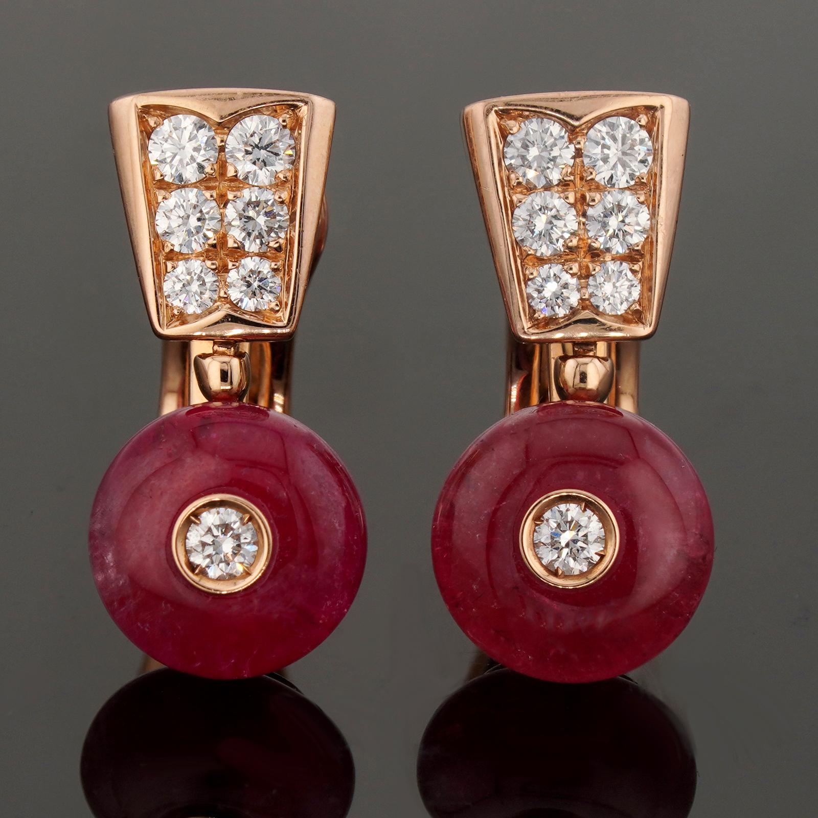 Questi favolosi orecchini Bulgari sono realizzati in oro rosa 18 carati e incastonati con rubelliti cabochon e diamanti rotondi a taglio brillante E-F-G VVS1-VVS2 per un peso stimato di 1,20 carati. Realizzato in Italia nel 2010 circa. Misure: