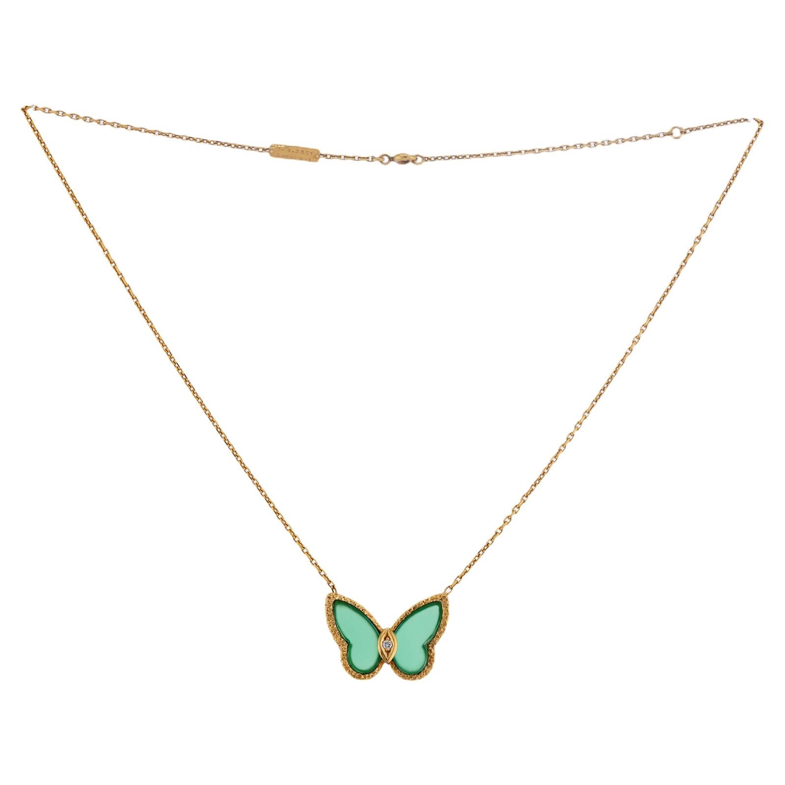 Taglio brillante Van Cleef & Arpels Collana in oro giallo con diamante e crisoprasio verde e farfalla in vendita