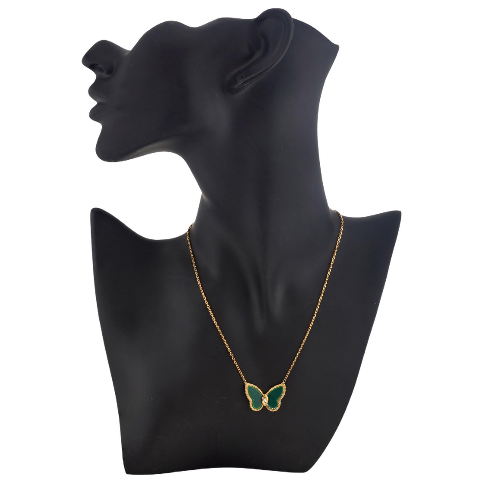 Van Cleef & Arpels Collana in oro giallo con diamante e crisoprasio verde e farfalla In condizioni ottime in vendita a New York, NY