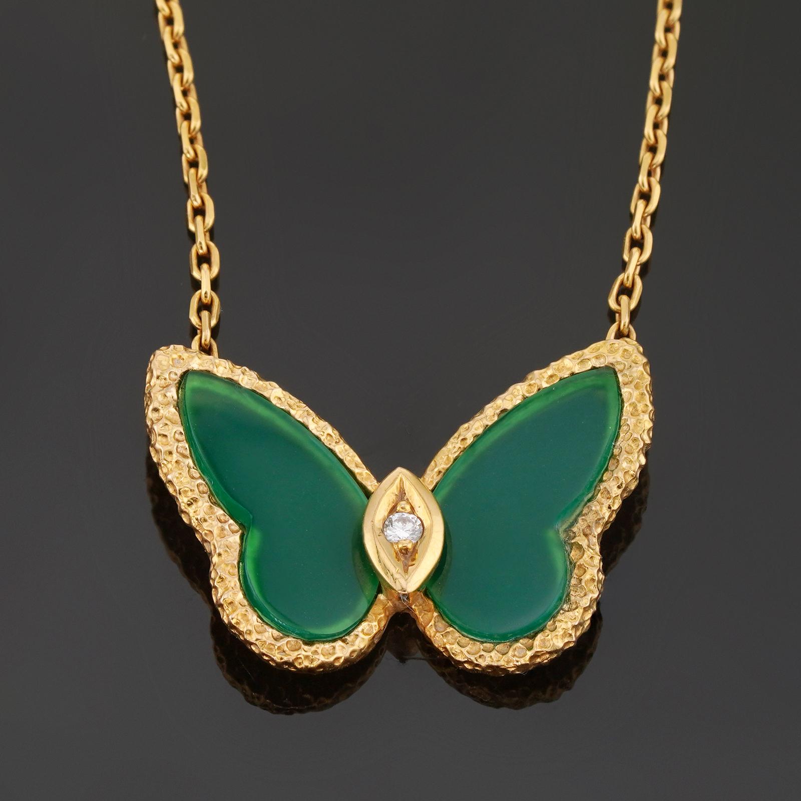 Questa favolosa collana antica di Van Cleef & Arpels, appartenente all'intramontabile collezione Flying Beauties, è realizzata in oro giallo 18 ct e presenta un ciondolo a forma di farfalla con ali di crisoprasio verde, impreziosito da un diamante