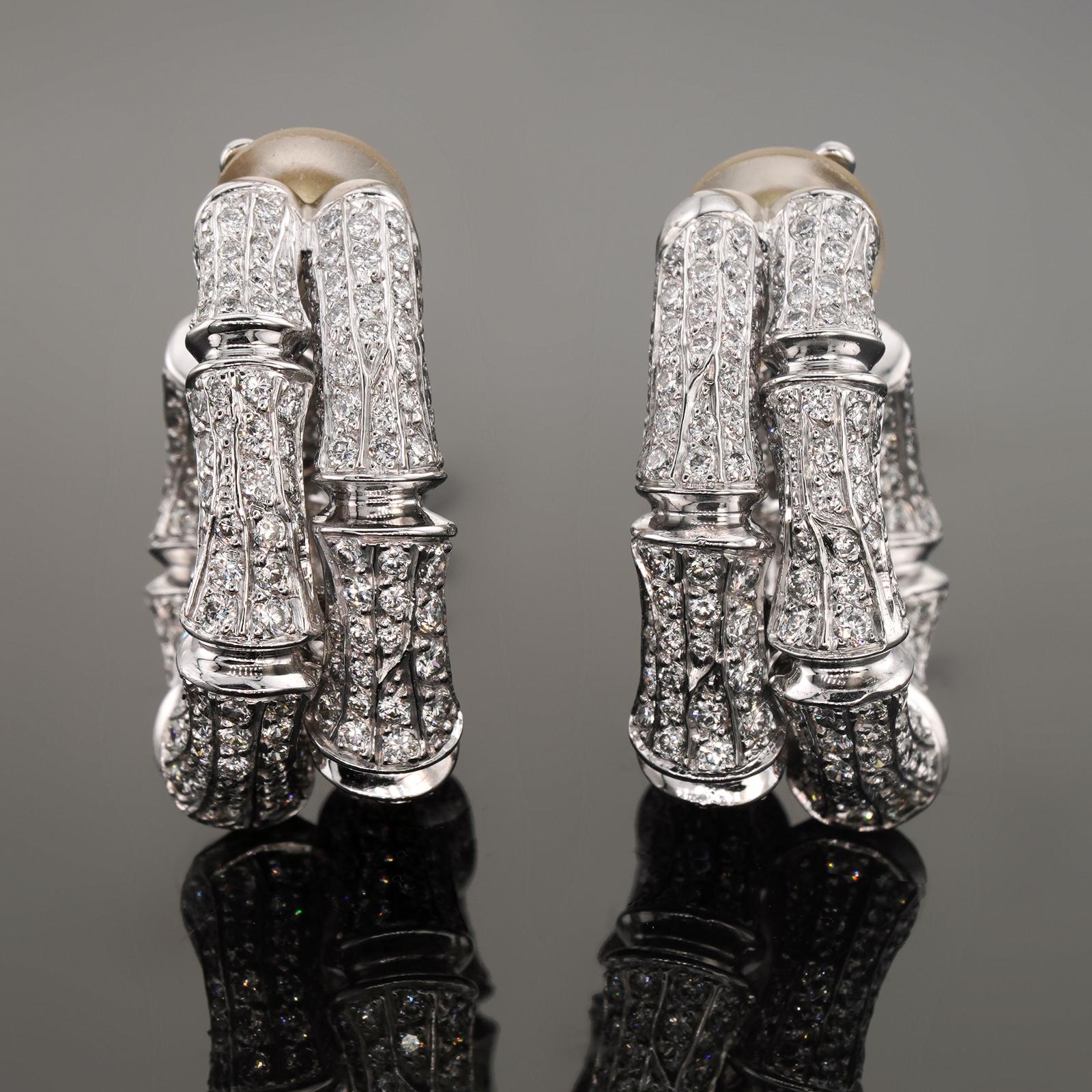 Questi favolosi orecchini a clip Cartier dell'elegante collezione Bamboo sono realizzati in oro bianco 18 carati e incastonati con diamanti taglio brillante D-E-F VVS1-VVS2. Realizzato in Francia intorno agli anni '80. Misure: Larghezza 0,43