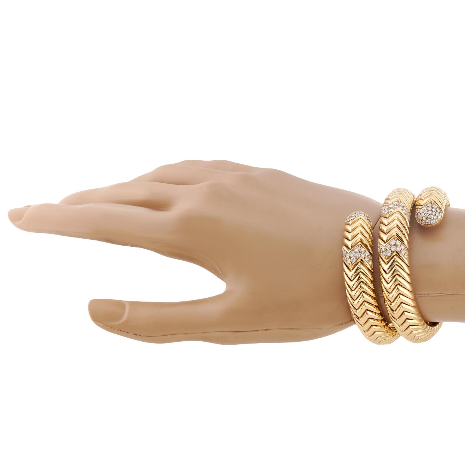 BULGARI Bracelet 3 rangs en or jaune avec diamants Spiga Excellent état - En vente à New York, NY