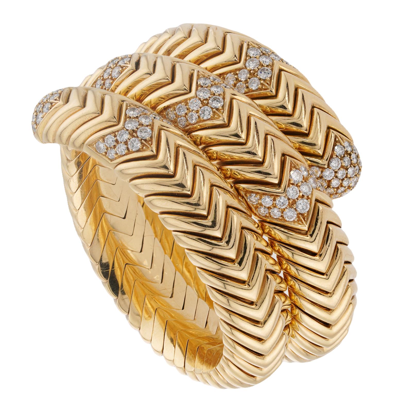 BULGARI Bracelet 3 rangs en or jaune avec diamants Spiga en vente 2