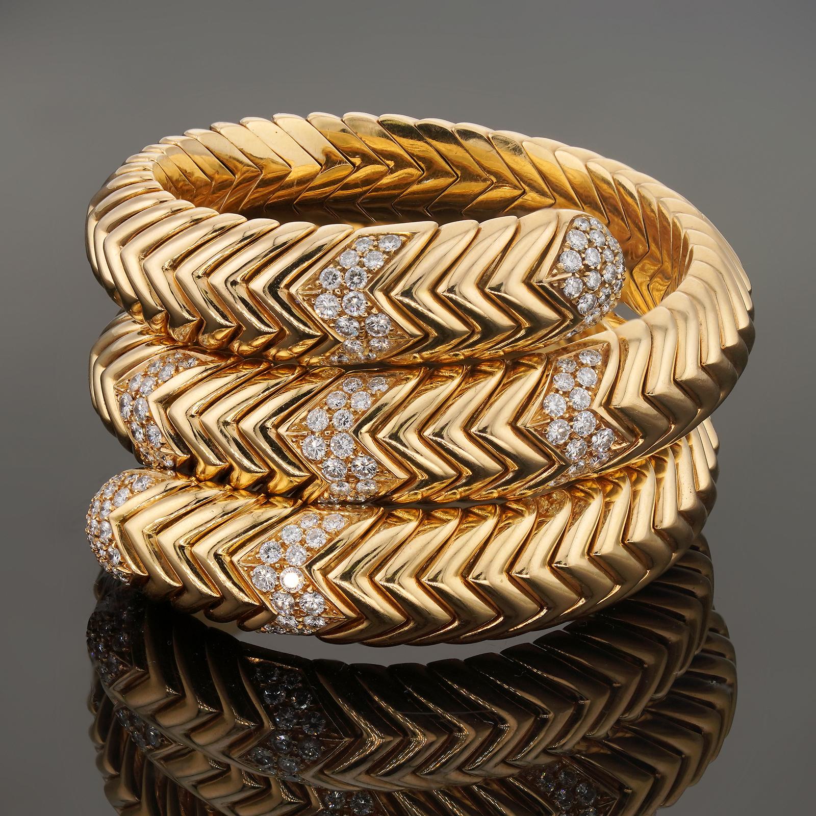 Ce magnifique bracelet Bulgari est réalisé en or jaune 18 carats et se présente sous la forme d'un bracelet souple à maillons en chevron, rehaussé de diamants ronds E-F-G VVS1-VVS2 d'un poids estimé à 4,00 carats. La circonférence intérieure est de