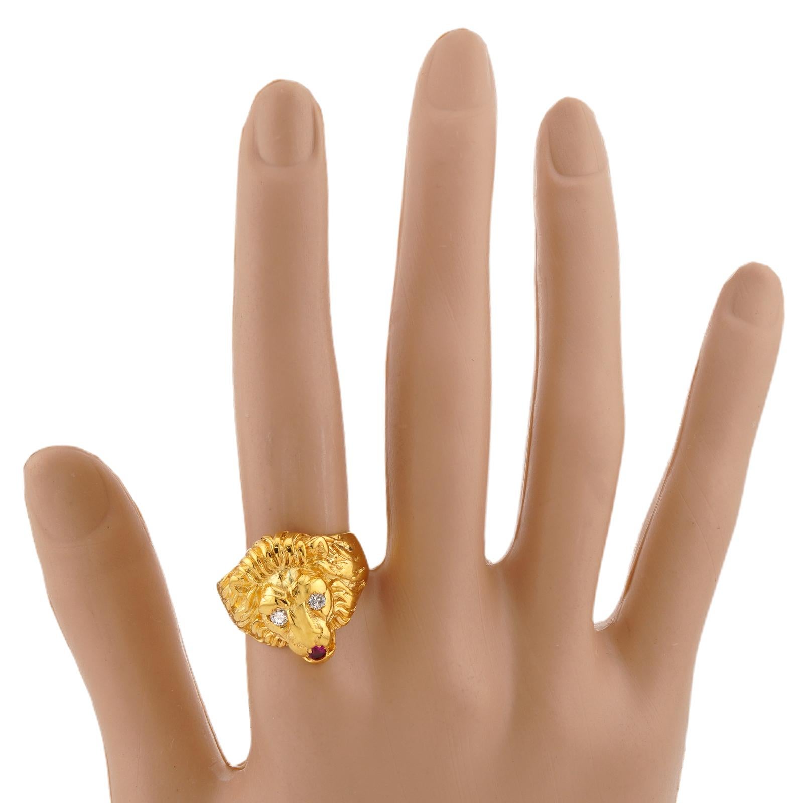 Löwenkopf Rubin Diamant 18k Gelbgold Ring (Rundschliff) im Angebot