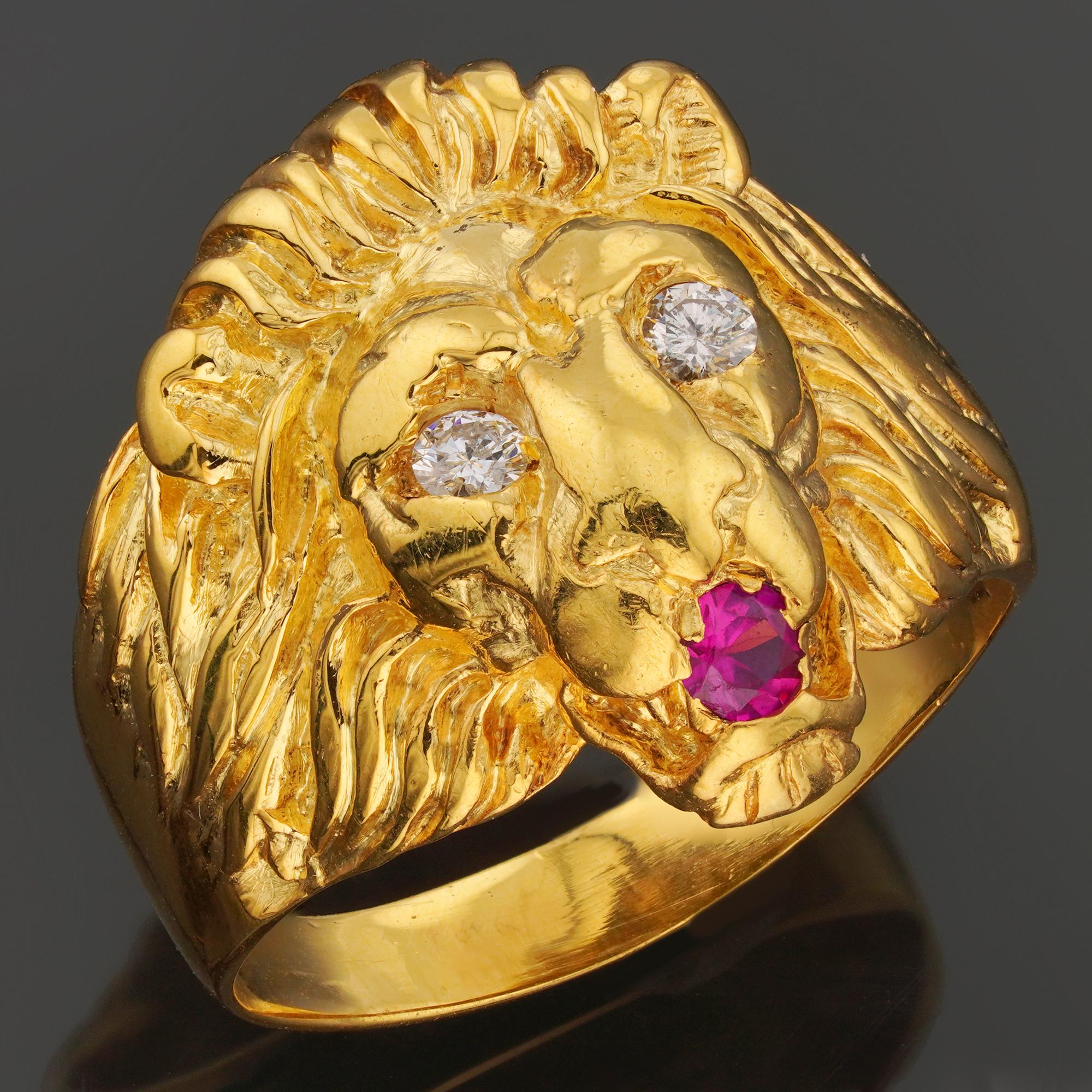 Dieser fabelhafte Retro-Vintage-Ring ist mit einem Löwenkopf aus 18-karätigem Gelbgold verziert und mit einem roten Rubin und runden Diamanten von schätzungsweise 0,14 Karat besetzt. Hergestellt in den Vereinigten Staaten in den 1970er Jahren.