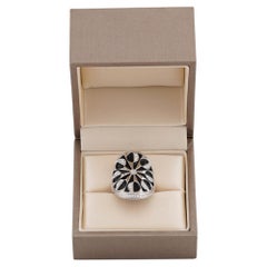 Anello BULGARI in oro bianco con intarsio di diamanti e onice