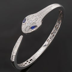 Caja de la pulsera tipo brazalete Serpenti Seduttori de BULGARI con diamantes, zafiros y oro blanco