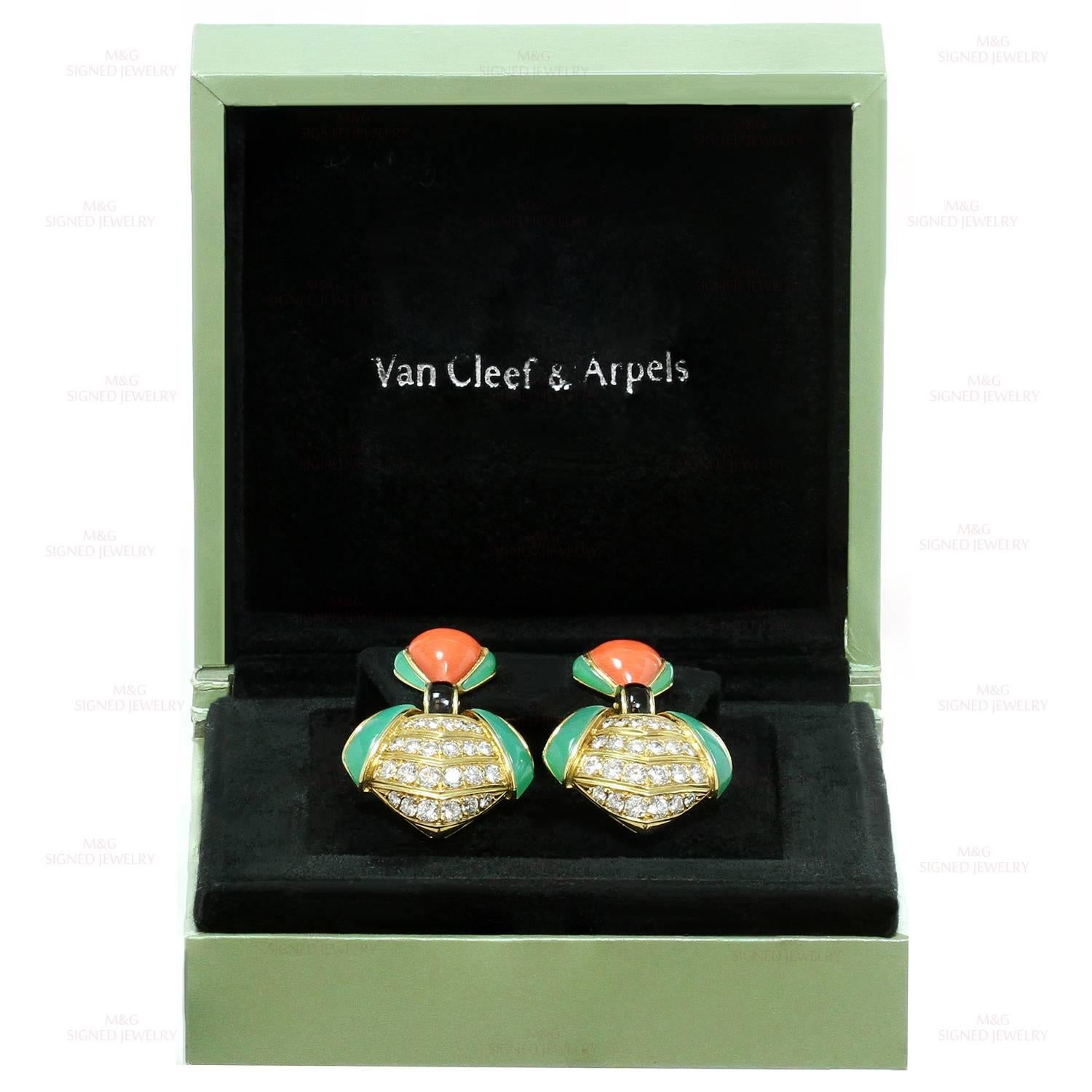 1980s Van Cleef & Arpels Chrysoprase Coral Diamond Clip-on Earrings In Good Condition In New York, NY