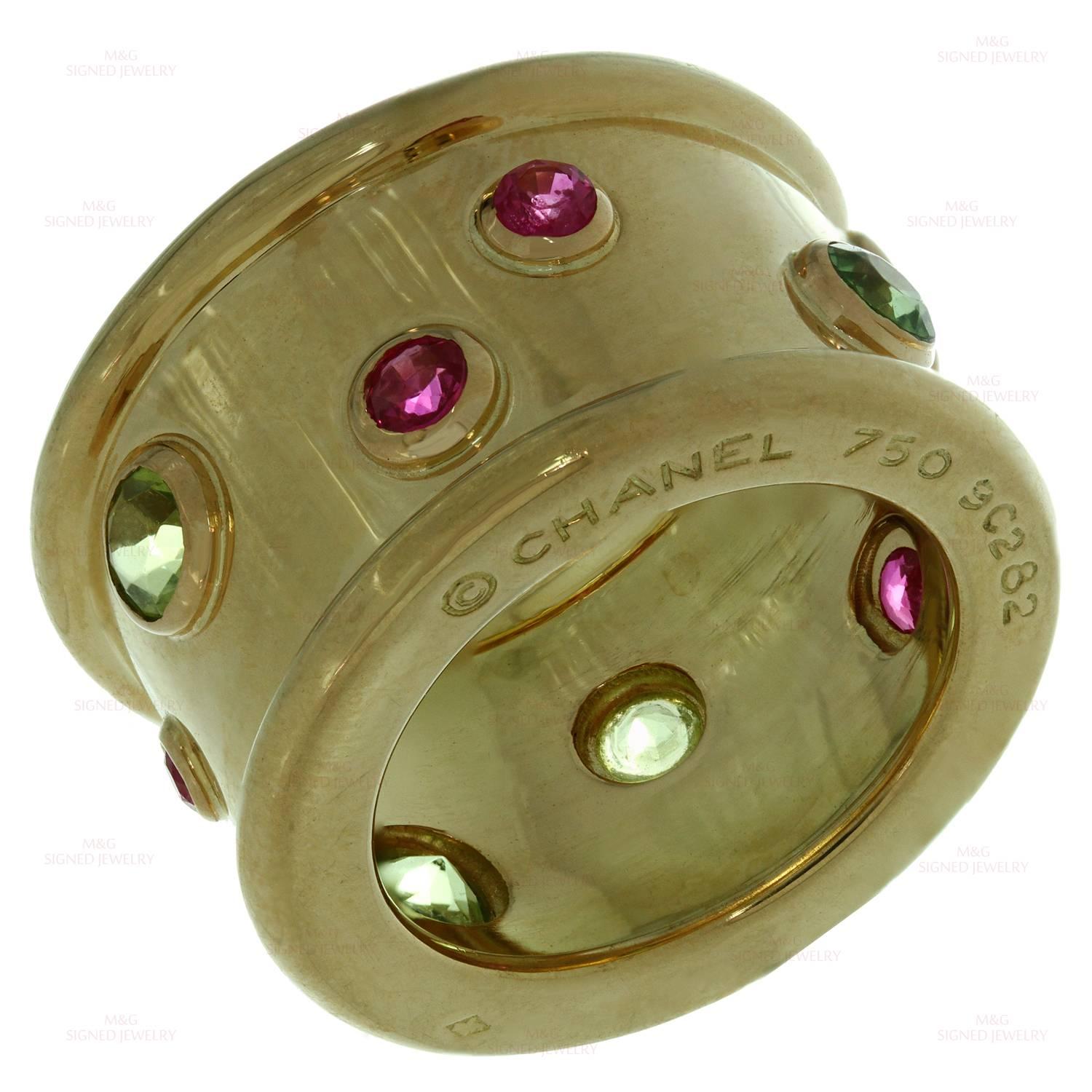 This elegant Chanel ring is crafted in 18k yellow gold and beautifully bezel-set with multi-sized round faceted rubies and peridots. Made in France circa 1990s. Measurements: 0.55