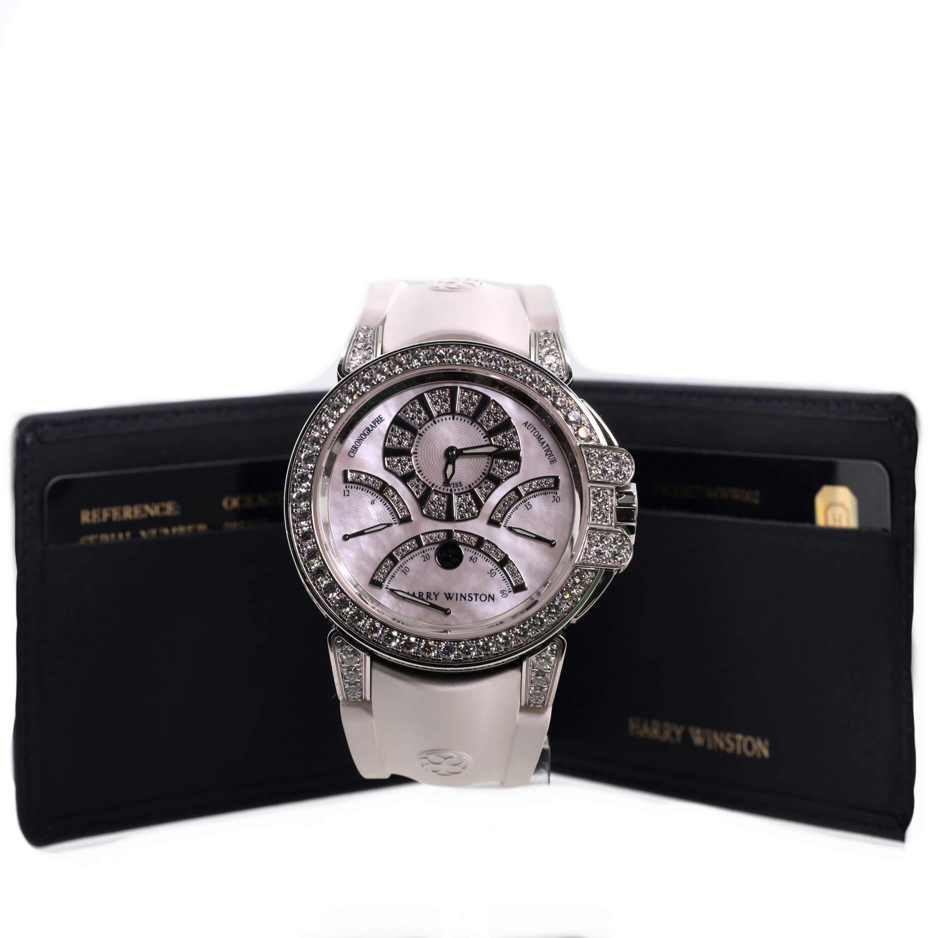 Zustand: Ausgezeichnet. Geringe Abnutzung an Gehäuse und Armband.
Zubehör: Echtheitskarte, Garantiekarte - datiert
Abmessungen: Größe/Breite des Gehäuses: 44 mm, Höhe der Uhr: 12 mm, Breite des Bandes: 27 mm, Umfang des Handgelenks: 6.75