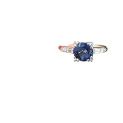 Vintage-Verlobungsring aus Platin mit rundem Saphir und Diamanten an den Seiten, Größe 5,5