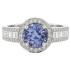 Anello in oro bianco 18 carati con zaffiro rotondo di Ceylon “color change” certificato GIA da 2,76 carati totali e diamanti