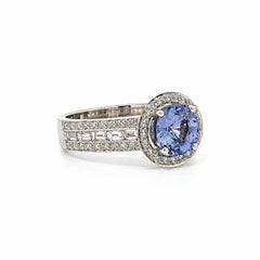 Anello in oro bianco 18 carati con zaffiro rotondo di Ceylon “color change” certificato GIA da 2,76 carati totali e diamanti