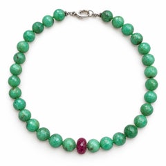 Collana vintage GIA con filo centrale di perline sfaccettate in crisoprasio e rubino, chiusura in argento