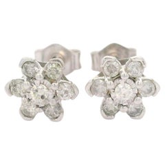 NOVITÀ! Orecchini a bottone con piccoli fiori in oro bianco 10k e diamanti per un totale di 0,25 carati