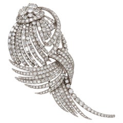 Spilla antica a forma di grande nastro floreale in platino e oro 14k con diamanti a taglio antico per un totale di 13,47 carati
