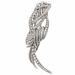 Spilla antica a forma di grande nastro floreale in platino e oro 14k con diamanti a taglio antico per un totale di 13,47 carati