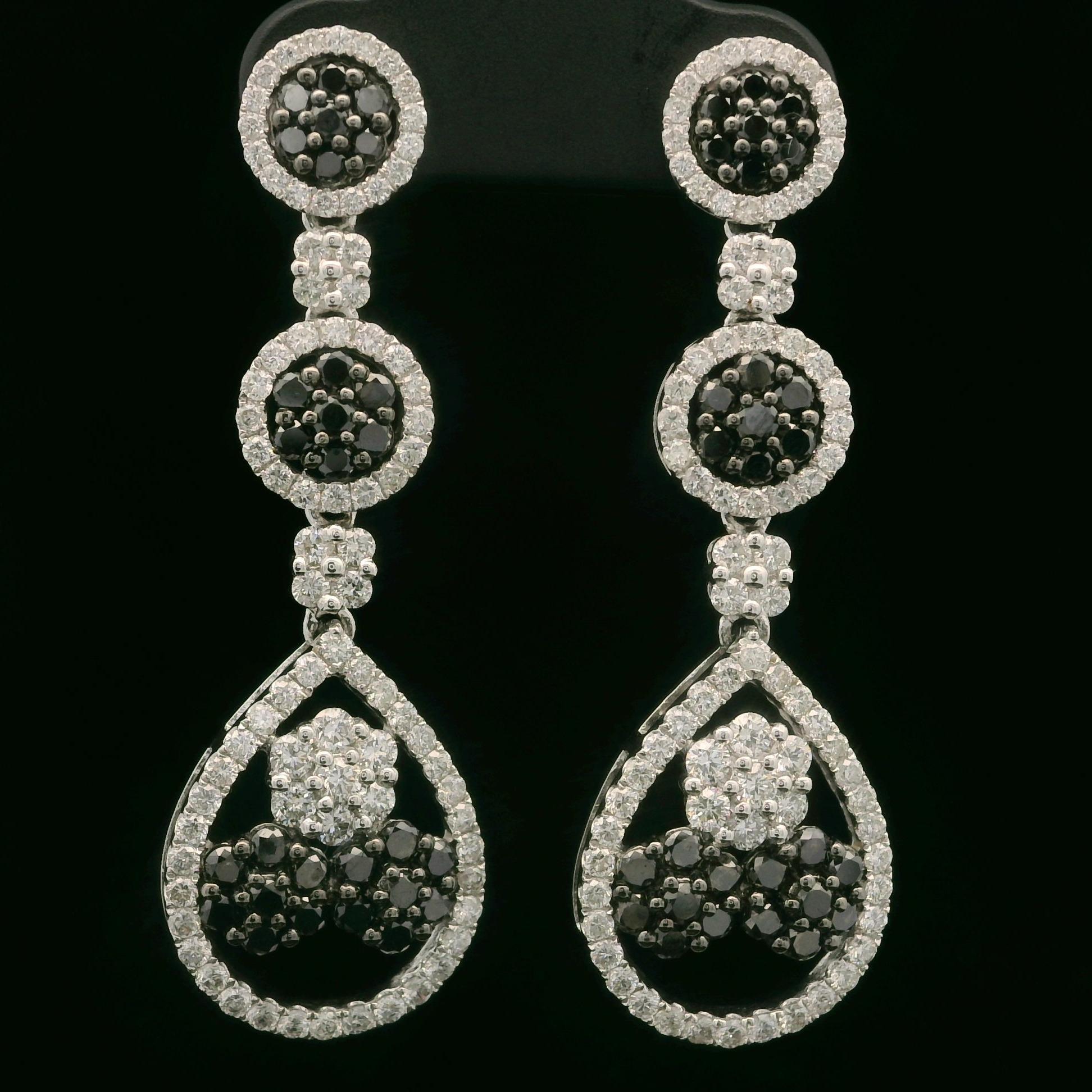 --A. Stone: --
164 diamanti naturali autentici - taglio brillante rotondo - incastonati - colore G/H - purezza VS2-I1
56 Diamanti Nature autentici - Taglio rotondo Brilliante - Incastonati - Colore nero
Peso totale dei carati: 2.79