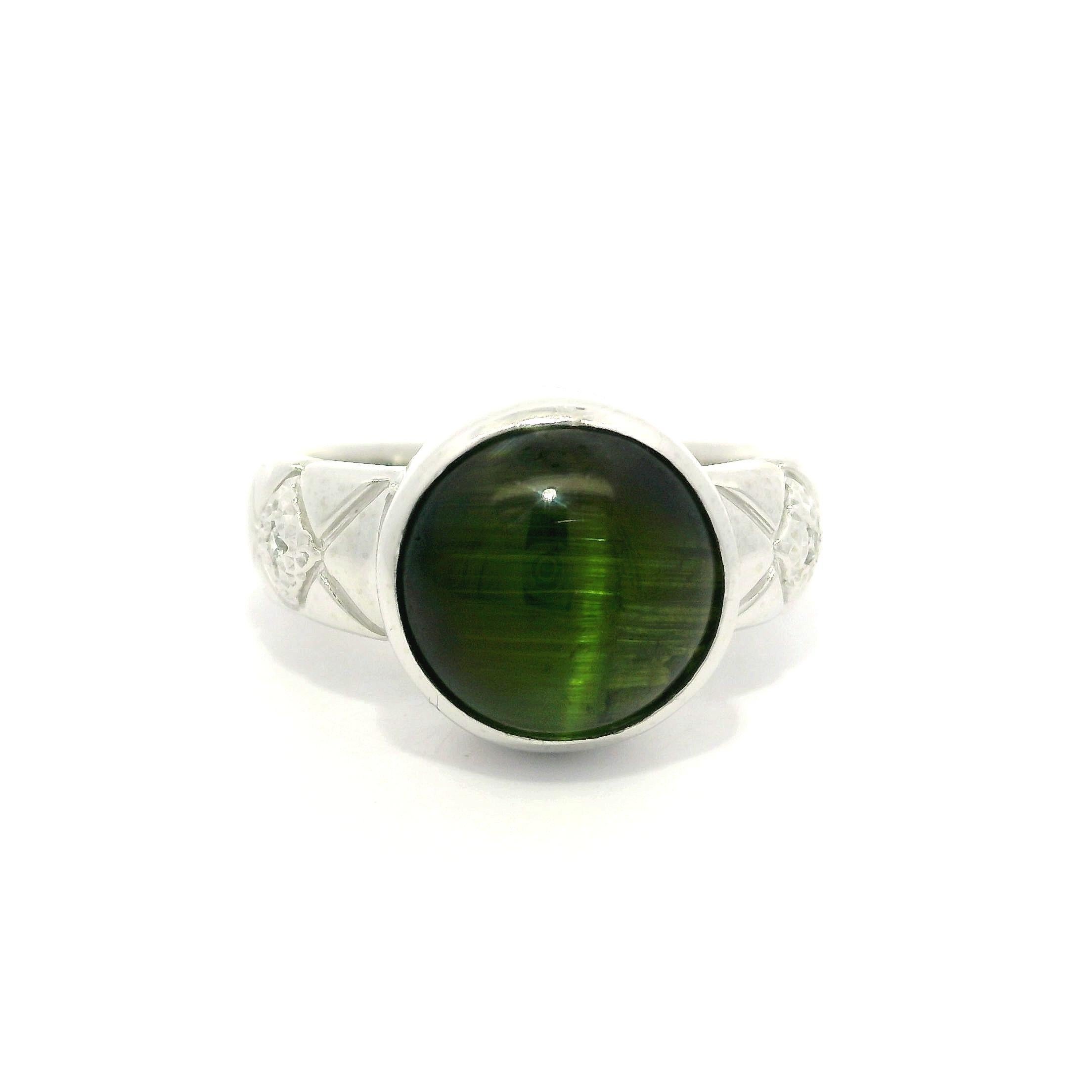 Platino GIA 6,4ct Anello con castone rotondo a occhio di gatto con tormalina verde e diamanti laterali