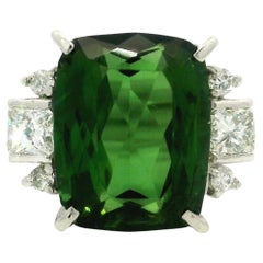Bague en platine GIA 7.62ctw Cushion Green Tourmaline w/ Radiant Diamond Sides