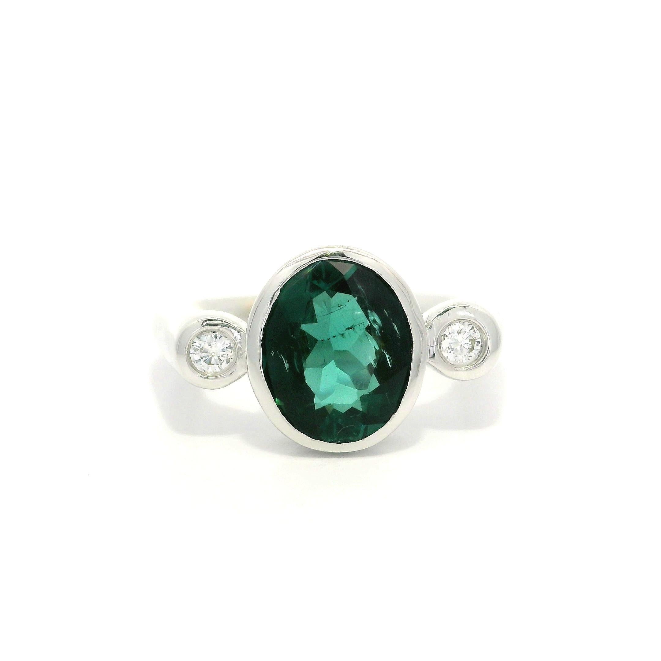 Taglio ovale Anello in oro bianco 18k GIA con castone da 2,14 ct. con tormalina verde blu e diamanti ai lati in vendita